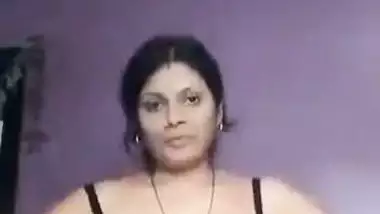 Kolhapur lady records her Indian nude MMS for her lover