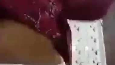 Indian naked girl records her MMS for her lover